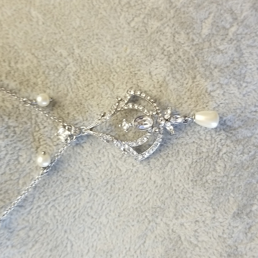 PARTICULARLY NOTICABLE❣️ Carolee silver, pearl, and crystal necklace - Picture 8 of 8